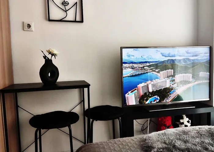 דירה Elegant With Balcony & Wifi Fiber